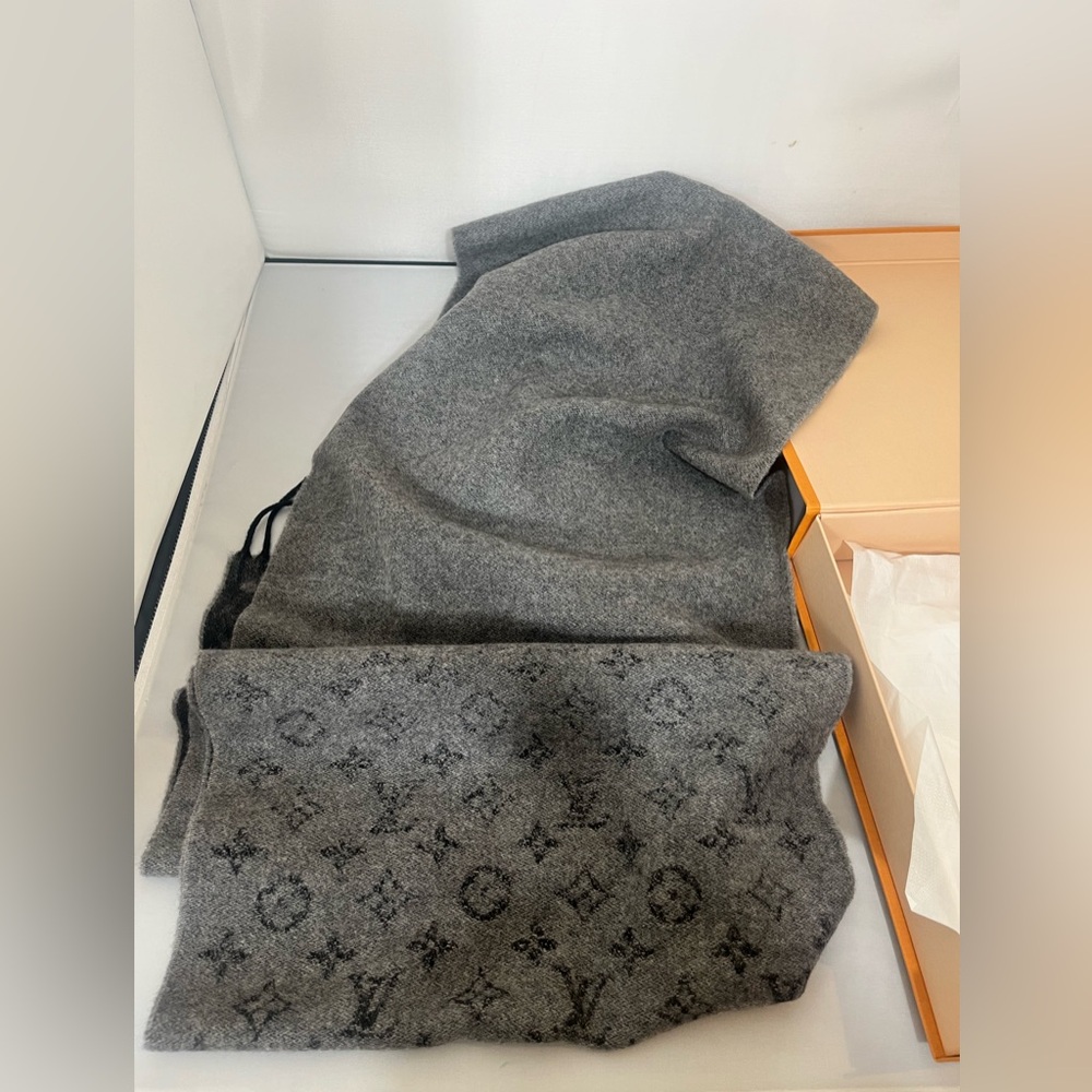Louis Vuitton Echarpe Monogram Gradient M75900 Cashmere/Wool Grey Scarf NWOT - Picture 7 of 13